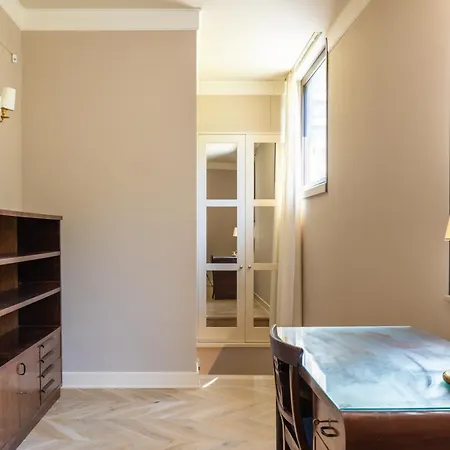 Guesthost - Exclusive Getaway - With Shared Pool & Parking Apartamento