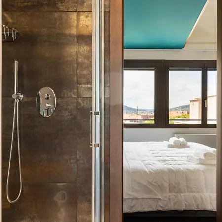 Guesthost - Exclusive Getaway - With Shared Pool & Parking