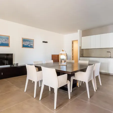 Guesthost - Exclusive Getaway - With Shared Pool & Parking *
