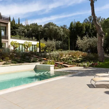 Apartamento Guesthost - Exclusive Getaway - With Shared Pool & Parking