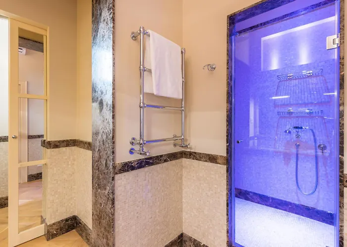 Exclusive Getaway - With Shared Pool & Parking *