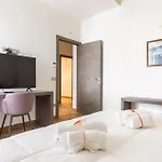 Exclusive Getaway - With Shared Pool & Parking *