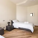 Apartmán Exclusive Getaway - With Shared Pool & Parking
