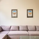 Apartmán Exclusive Getaway - With Shared Pool & Parking