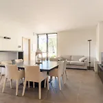 Exclusive Getaway - With Shared Pool & Parking Apartmán