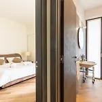 Exclusive Getaway - With Shared Pool & Parking Apartmán *