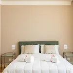 Exclusive Getaway - With Shared Pool & Parking Apartmán