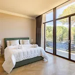 Apartmán Exclusive Getaway - With Shared Pool & Parking