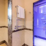 Exclusive Getaway - With Shared Pool & Parking *