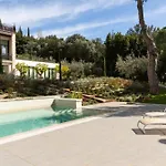 Apartmán Exclusive Getaway - With Shared Pool & Parking