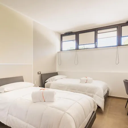 Guesthost - Exclusive Getaway - With Shared Pool & Parking Περούτζια