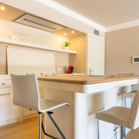 Διαμέρισμα Guesthost - Exclusive Getaway - With Shared Pool & Parking *
