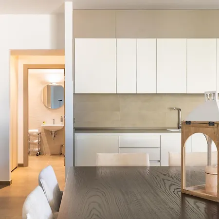 Apartman Exclusive Getaway - With Shared Pool & Parking *