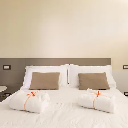 Guesthost - Exclusive Getaway - With Shared Pool & Parking