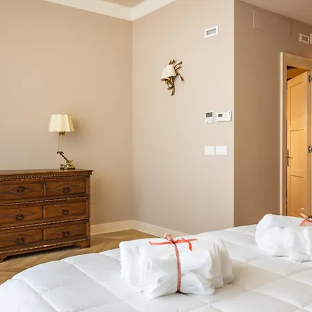 Апартаменты Exclusive Getaway - With Shared Pool & Parking