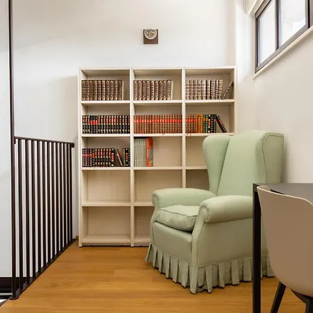 Apartman Exclusive Getaway - With Shared Pool & Parking *