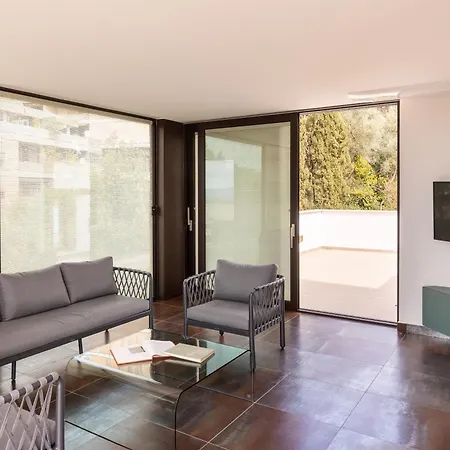 Exclusive Getaway - With Shared Pool & Parking Апартаменты