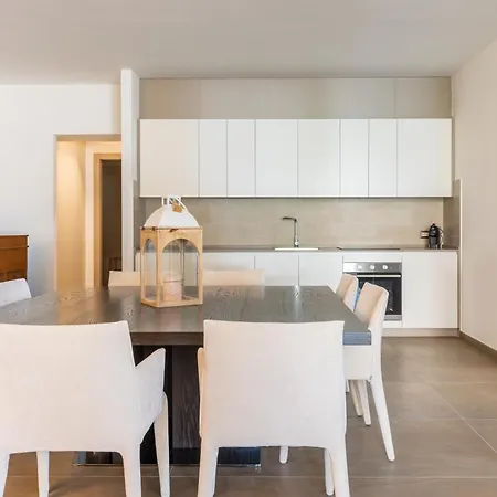 Guesthost - Exclusive Getaway - With Shared Pool & Parking פרוג'ה
