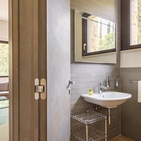 Apartman Exclusive Getaway - With Shared Pool & Parking *