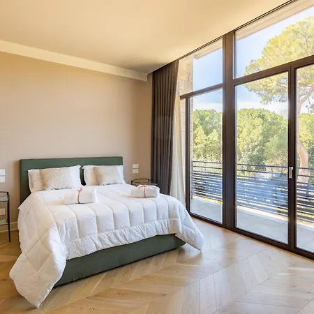 Apartman Exclusive Getaway - With Shared Pool & Parking