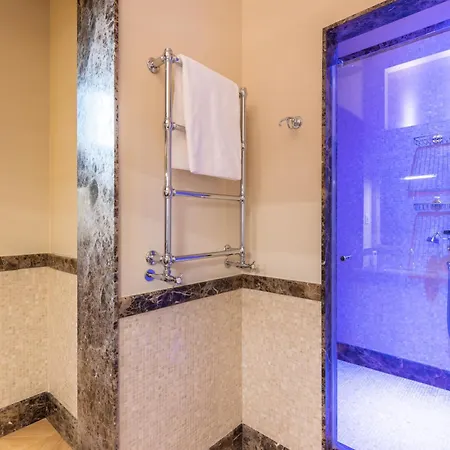 Exclusive Getaway - With Shared Pool & Parking *