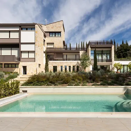 Guesthost - Exclusive Getaway - With Shared Pool & Parking פרוג'ה