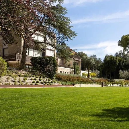 Apartman Exclusive Getaway - With Shared Pool & Parking