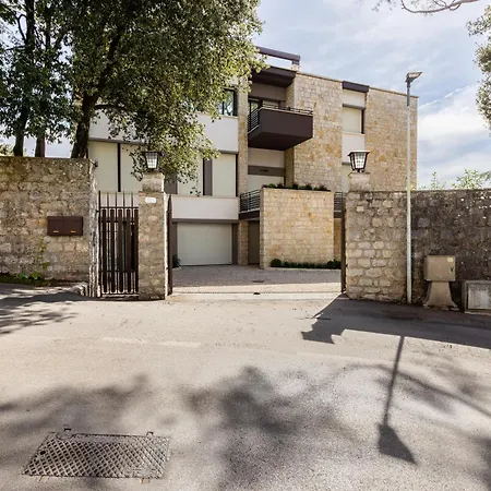 Exclusive Getaway - With Shared Pool & Parking Апартаменты *