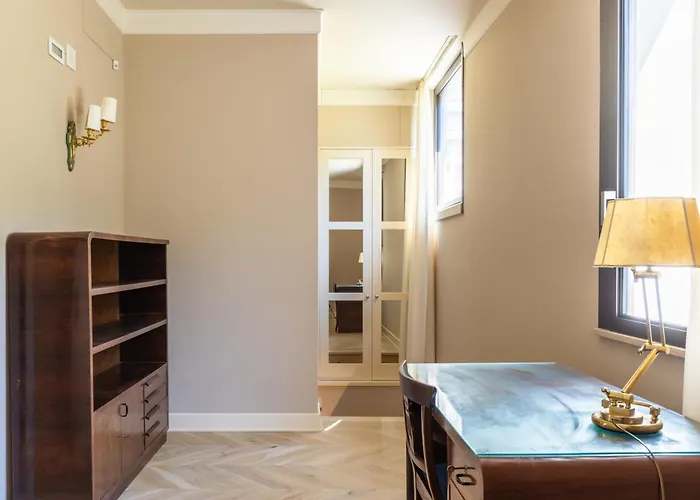 Exclusive Getaway - With Shared Pool & Parking דירה