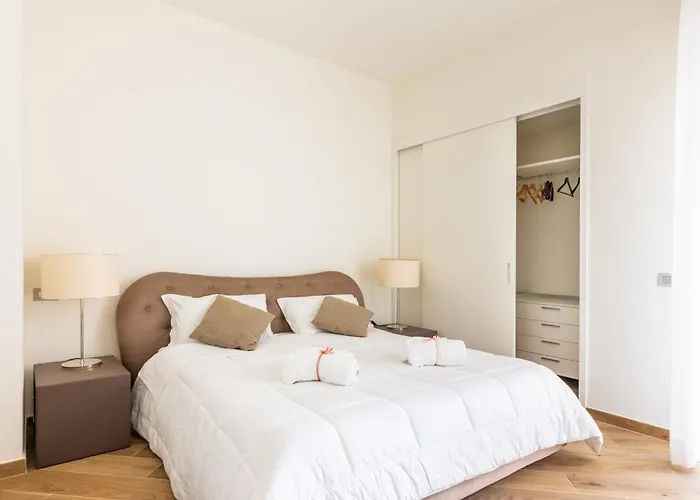 דירה Exclusive Getaway - With Shared Pool & Parking