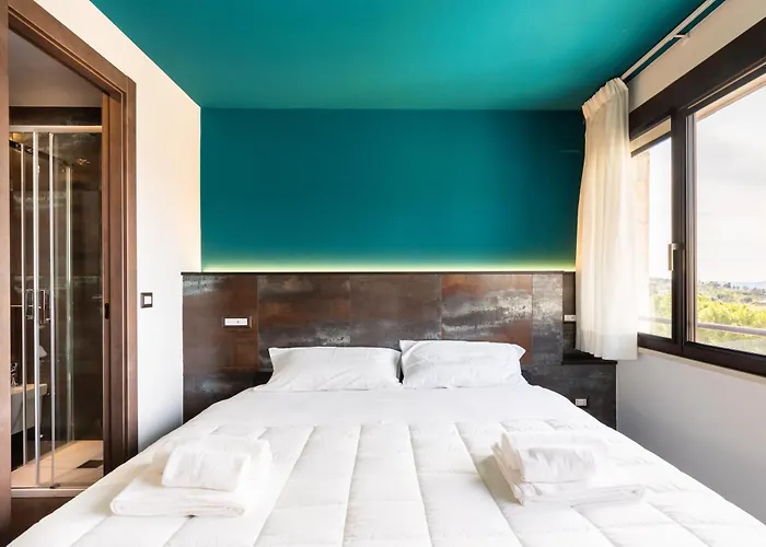 Exclusive Getaway - With Shared Pool & Parking Апартаменты *