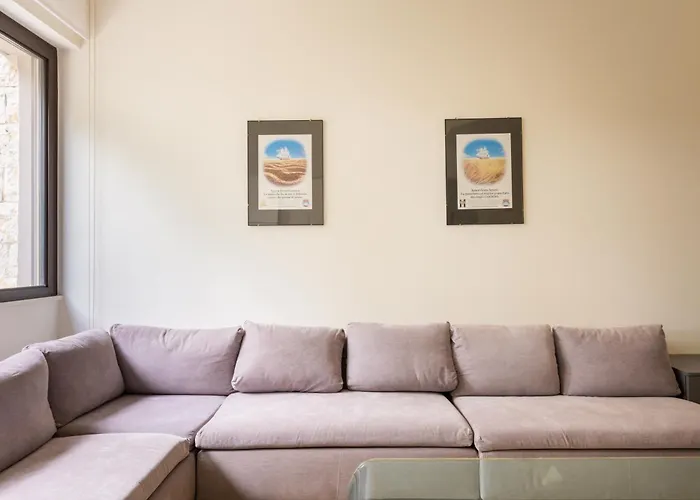 דירה Exclusive Getaway - With Shared Pool & Parking