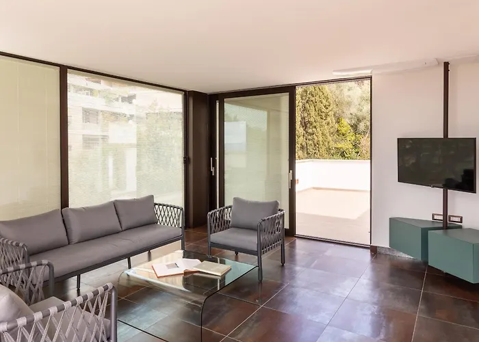 Exclusive Getaway - With Shared Pool & Parking דירה