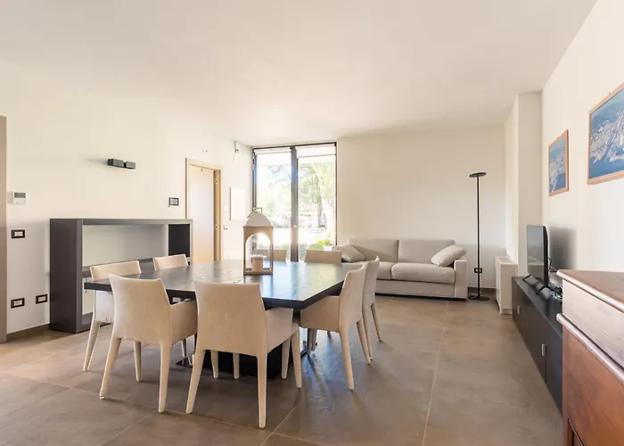 Exclusive Getaway - With Shared Pool & Parking דירה