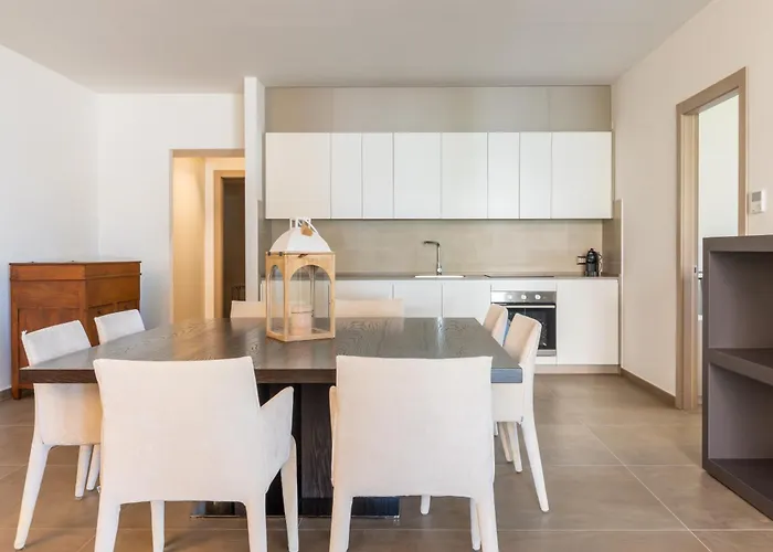 Exclusive Getaway - With Shared Pool & Parking פרוג'ה