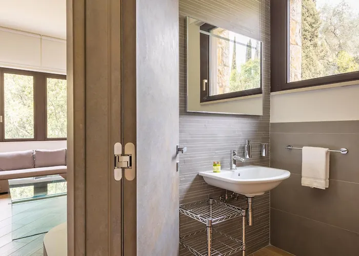 Апартаменты Exclusive Getaway - With Shared Pool & Parking *