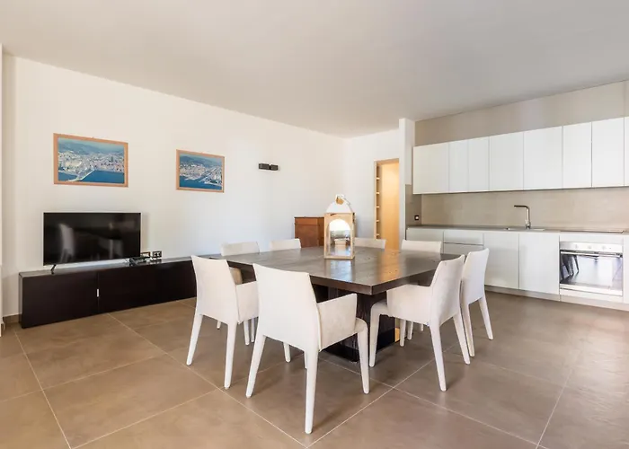 Exclusive Getaway - With Shared Pool & Parking *