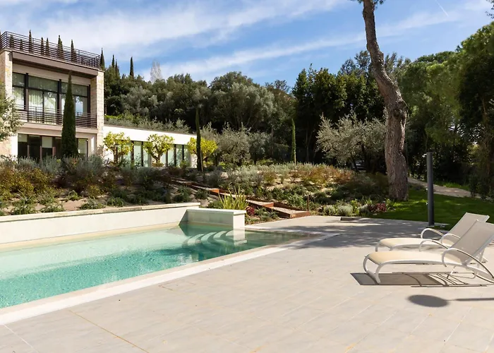 דירה Exclusive Getaway - With Shared Pool & Parking