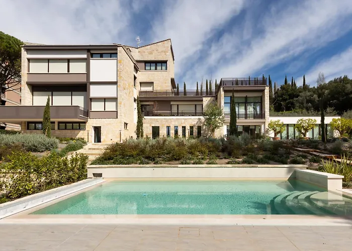 Exclusive Getaway - With Shared Pool & Parking פרוג'ה