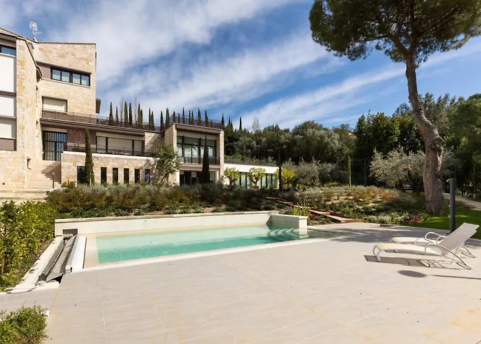 Exclusive Getaway - With Shared Pool & Parking פרוג'ה