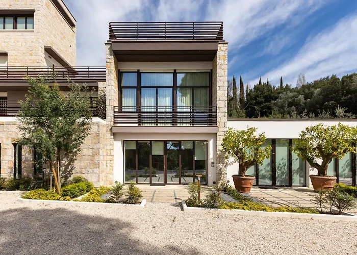 Exclusive Getaway - With Shared Pool & Parking * פרוג'ה