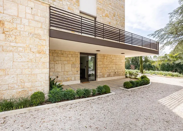 דירה Exclusive Getaway - With Shared Pool & Parking *