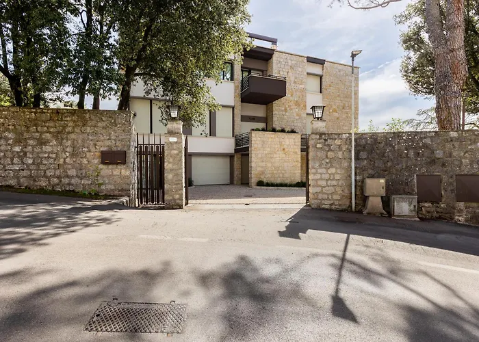 Exclusive Getaway - With Shared Pool & Parking דירה *